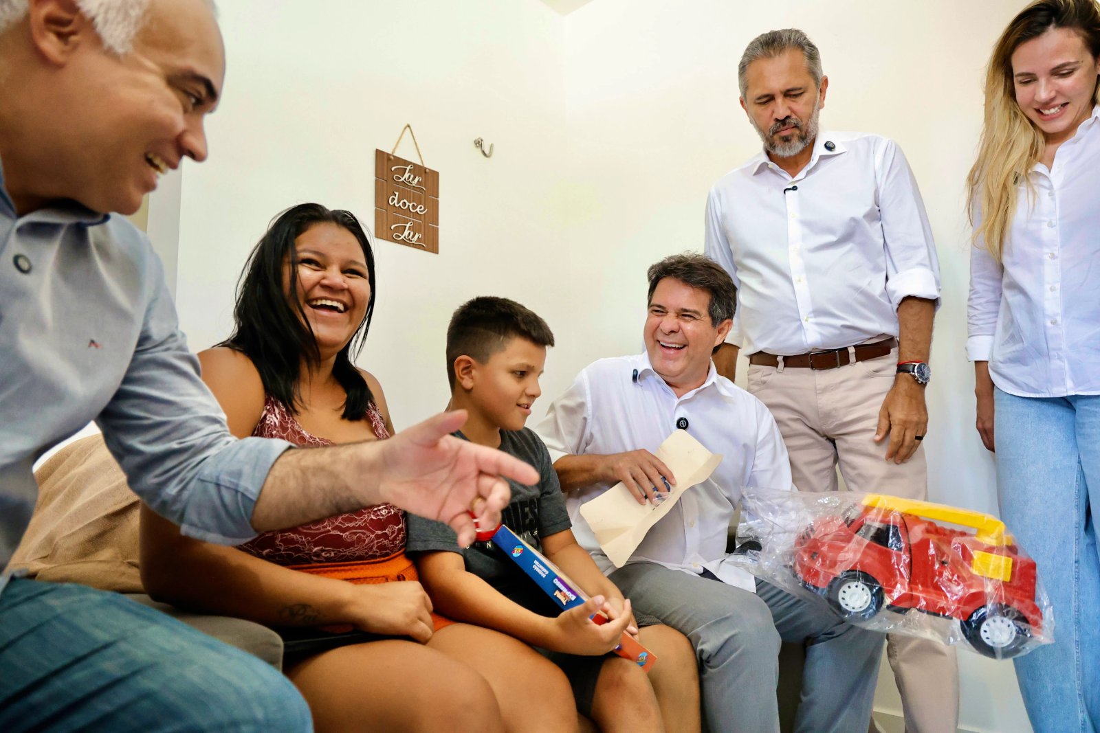 grupo de pessoas dentro de um dos apartamento entregues